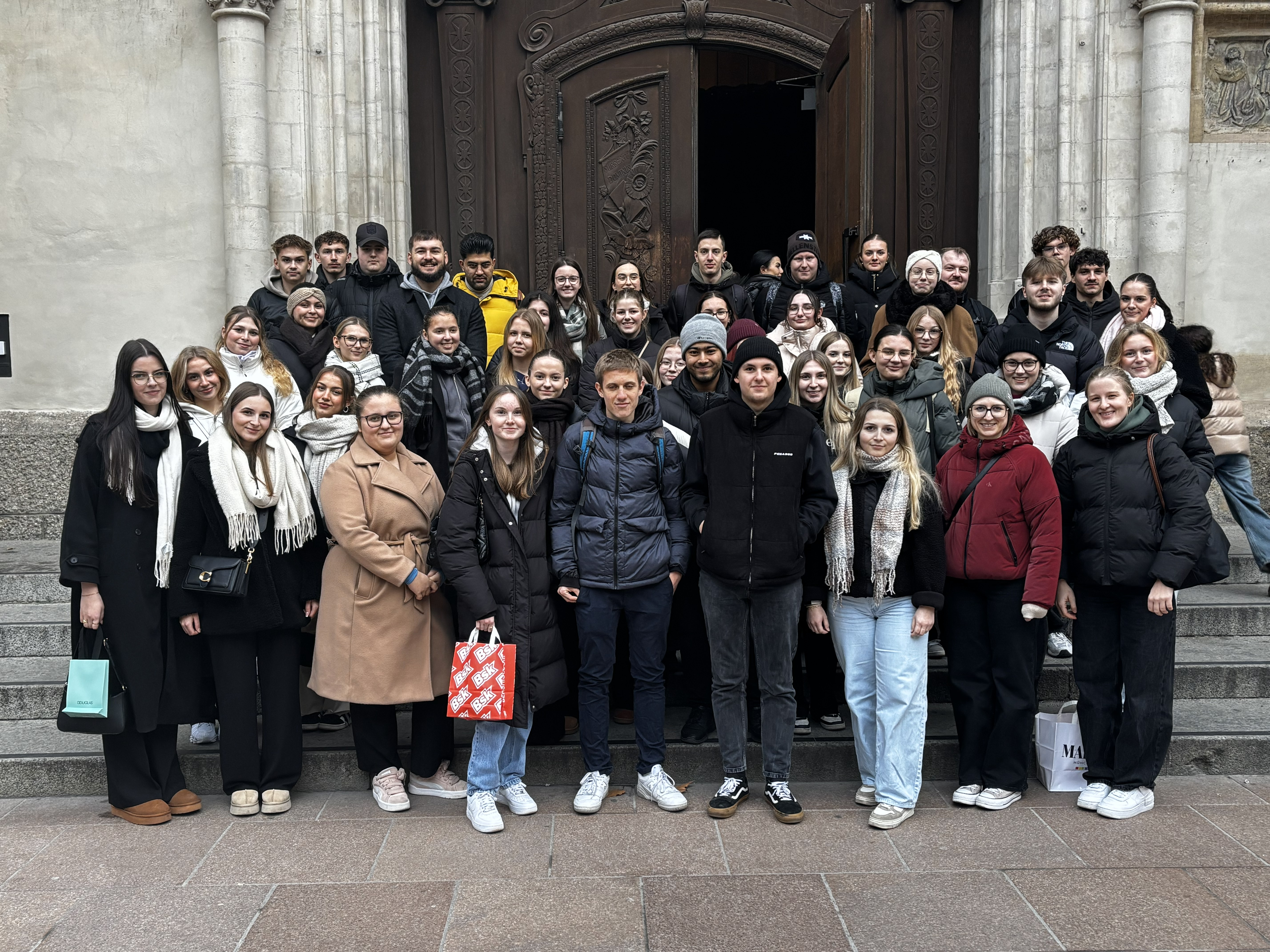 Schülergruppe vor der Frauendom Schülergruppe vor der Frauendom